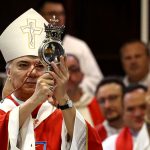 San Gennaro, le lacrime di don Mimmo Battaglia nell’omelia