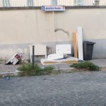 Marano, settembre di fuoco e inciviltà: auto in fiamme e ancora ingombranti davanti alla scuola