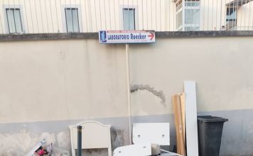 Marano, settembre di fuoco e inciviltà: auto in fiamme e ancora ingombranti davanti alla scuola