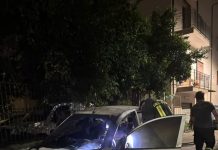 Marano, in fiamme l’auto di un giovane affetto da disabilità. Il proprietario: “Me l’hanno distrutta perché do fastidio e chiedo solo di liberare lo stallo riservato”