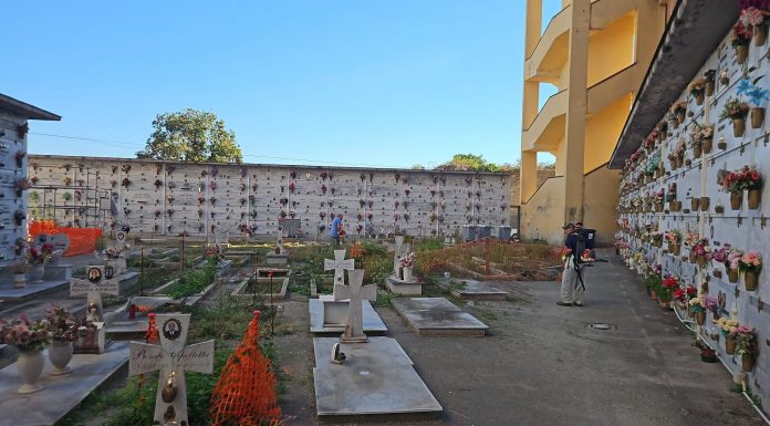 Cimitero, ripulita l’area a ridosso delle nuove ali. Ora il Comune sblocchi finalmente i 4 mila loculi
