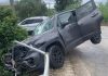 Licola, auto sospesa nel vuoto dopo un incidente: illeso il giovane alla guida. La denuncia: “Barriere non a norma”