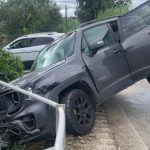 Licola, auto sospesa nel vuoto dopo un incidente: illeso il giovane alla guida. La denuncia: “Barriere non a norma”