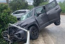 Licola, auto sospesa nel vuoto dopo un incidente: illeso il giovane alla guida. La denuncia: “Barriere non a norma”