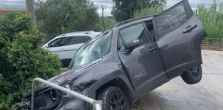 Licola, auto sospesa nel vuoto dopo un incidente: illeso il giovane alla guida. La denuncia: “Barriere non a norma”