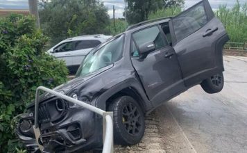 Licola, auto sospesa nel vuoto dopo un incidente: illeso il giovane alla guida. La denuncia: “Barriere non a norma”