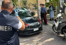 Studente 13enne spruzza spray urticante e accoltella insegnante, tendando di filmare in diretta