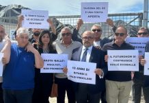 Sangiuliano guida il blitz a Taverna del Re: «Regalo a Fico un’ecoballa, Regione immobile»