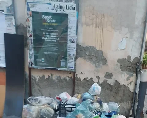 Marano ancora sommersa dai rifiuti. Gli incivili, il fallimento della ditta e la sfida ormai persa dai funzionari comunali e dai tecnici