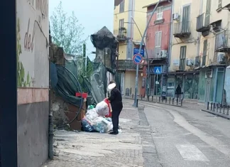 Marano, città ostaggio del degrado: rifiuti, strade devastate e istituzioni poco incisive