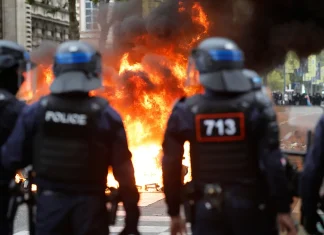 FRANCIA TRAVOLTA DALLE PROTESTE: QUASI 2000 FERMATI, 400 SCUOLE CHIUSE