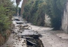 Marano, strada sprofondata in via Campo: lavori al condotto idrico regionale. Il Comune non è responsabile. Blackout, tecnici Enel al lavoro