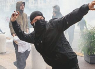 MILANO, GUERRIGLIA URBANA, DEVASTAZIONI E CARICHE ALLE POLIZIA