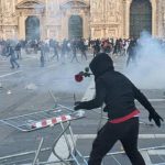 Milano, nuova giornata di tensione in centro: assaltato un Carrefour, devastati negozi e pensiline. Oltre 2mila giovani in strada