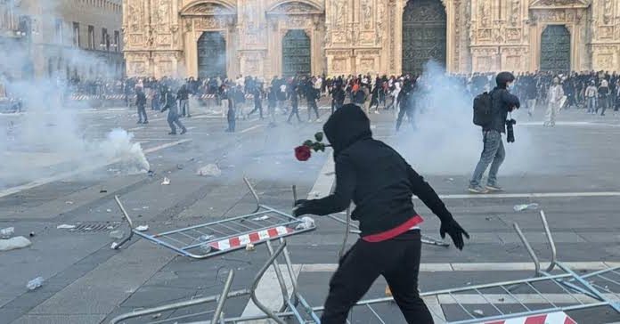 Milano, nuova giornata di tensione in centro: assaltato un Carrefour, devastati negozi e pensiline. Oltre 2mila giovani in strada