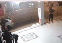 Marano, tentato furto nella notte (il video): ladri in fuga dopo l’allarme in un negozio di telefonia di via Lazio
