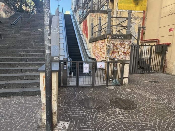 Vomero, via Cimarosa, la scala mobile ferma da giorni