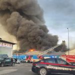 Napoli, grosso incendio in un capannone industriale a via Brin: vigili del fuoco sul posto, nessun ferito