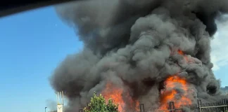 Pianura, incendio nell’isola ecologica