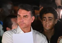 Flavio Bolsonaro scappa dal Brasile dopo il ritiro dei passaporti: è in volo per gli Stati Uniti