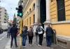 Scontri a Milano, genitori furiosi fuori dalla Questura: «Ero contento se ti spaccavano la testa»