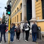 Scontri a Milano, genitori furiosi fuori dalla Questura: «Ero contento se ti spaccavano la testa»