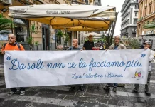 “Da soli non ce la facciamo”, la protesta a Napoli dei familiari dei disabili
