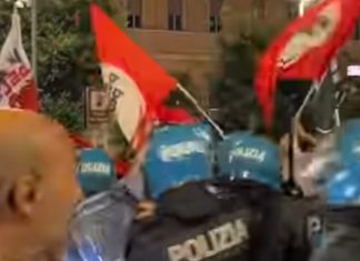Napoli, tensione in piazza Municipio: scontri tra manifestanti di Potere al Popolo e Polizia durante il corteo di ieri contro il carovita